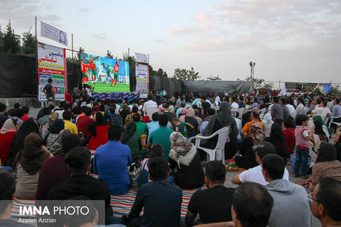 تماشای مسابقه فوتبال ایران مراکش در کوه صفه