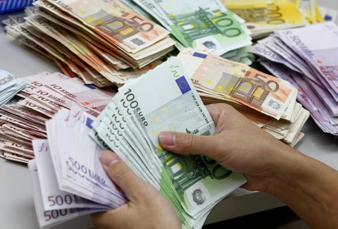 رشد دلار و افت پوند و یورو بانکی در ۲۴ مرداد