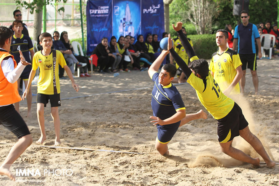 آغاز به کار مسابقات هندبال ساحلی هفته نکوداشت اصفهان