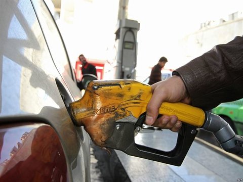 دولت اختیار افزایش نرخ بنزین را دارد/تناقض افزایش قیمت‌ها با تورم تک‌رقمی 