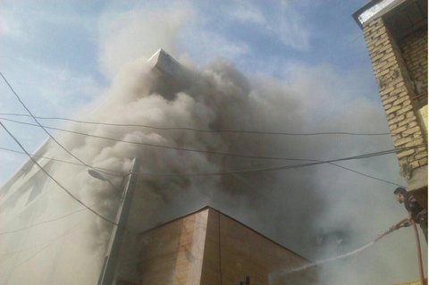 جوان مبحوس شده از میان دود و آتش رهایی یافت