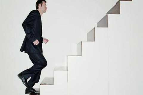 استفاده از پله‌ها به جای آسانسور، راهکاری موثر برای حفظ سلامت عضلات