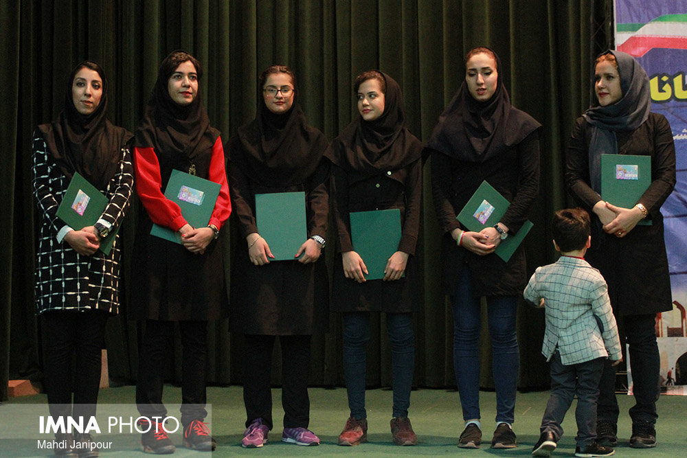 Women's volleyball medalists from Isfahan province paid tribute to