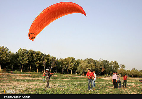 پرواز با هواپیمای ۲ نفره را در جشنواره ورزشی زاینده‌رود تجربه کنید