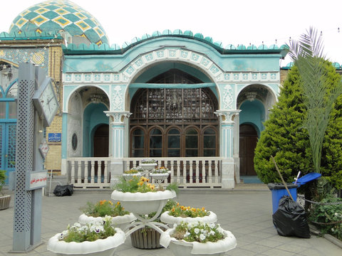 گذری به آرامگاه خانواده ظل السطان در اصفهان/مرور تاریخ بر سنگ قبرها