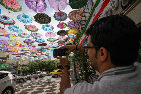 تزئین زیبای خیابان مطهری ملک شهر با چتر های رنگی به مناسبت نیمه شعبان‎
