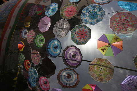 تزئین زیبای خیابان مطهری ملک شهر با چتر های رنگی به مناسبت نیمه شعبان‎‎