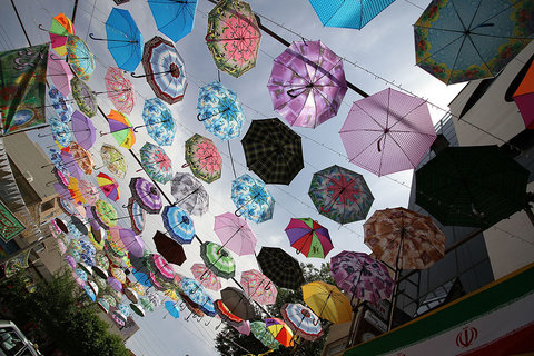 تزئین زیبای خیابان مطهری ملک شهر با چتر های رنگی به مناسبت نیمه شعبان‎