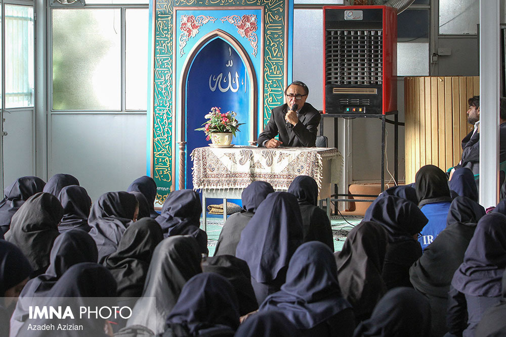برگزاری نشست خانه شعر وفرهنگ اصفهان باحضور دکتر اسماعیل آذر