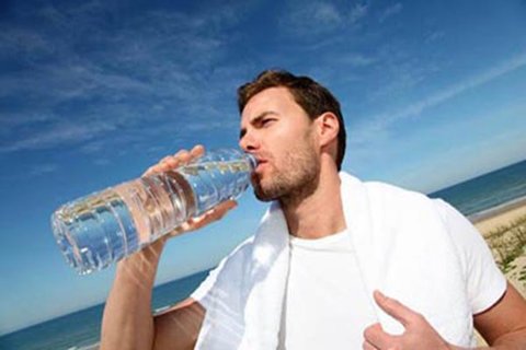 نوشیدن آب در حین تمرین، راهکار مهم در کاهش دردهای عضلانی 