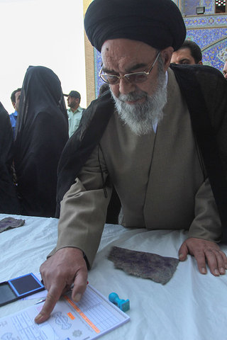 حضور مردم و مسئولین اصفهان در شعبه اخذ رای-میدان امام (ره)