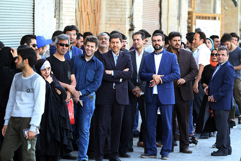 حضور مردم و مسئولین اصفهان در شعبه اخذ رای-میدان امام (ره)