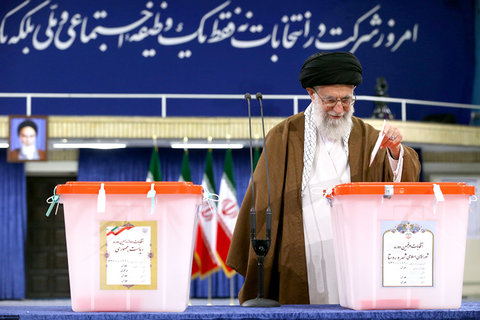 حضرت آیت‌الله خامنه‌ای رهبر انقلاب اسلامی در اولین دقایق آغاز رأی‌گیری