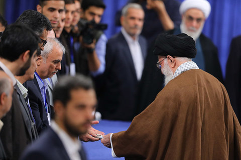 حضرت آیت‌الله خامنه‌ای رهبر انقلاب اسلامی در اولین دقایق آغاز رأی‌گیری