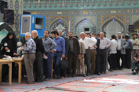 حضور مردم در شعبه اخذ رای آستان مقدس امامزاده ابوالعباس محمد خوراسگان