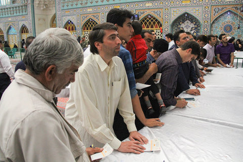 حضور مردم در شعبه اخذ رای آستان مقدس امامزاده ابوالعباس محمد خوراسگان