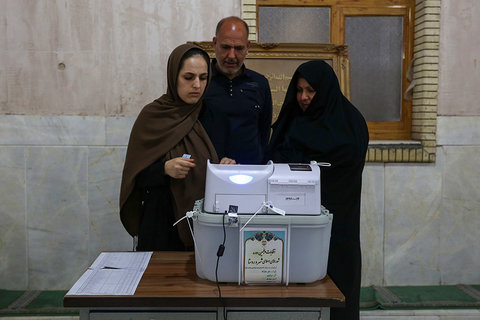 حماسه حضور مردم مبارکه در پای صندوق های اخذ رای 