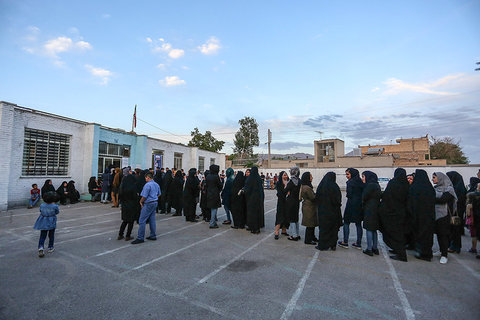 حماسه حضور مردم مبارکه در پای صندوق های اخذ رای 