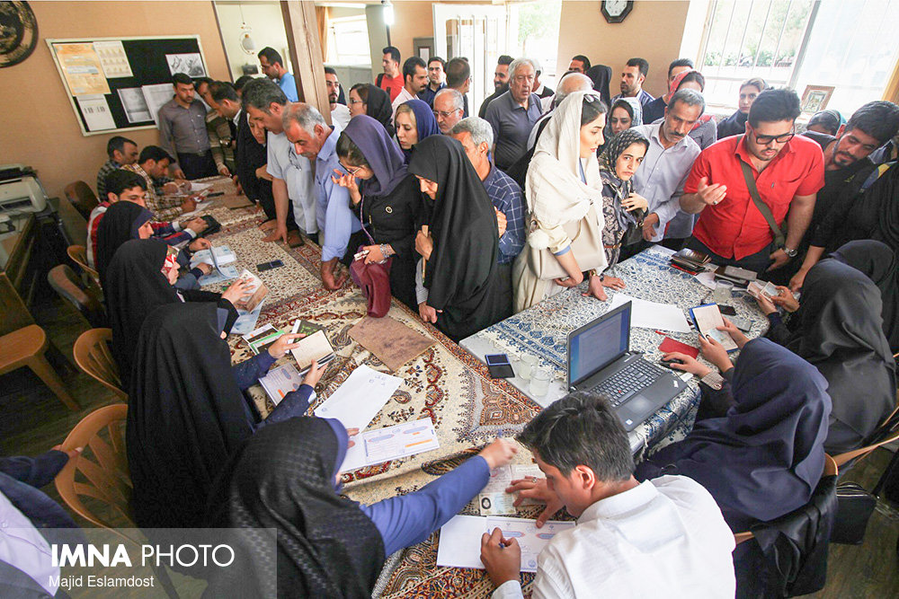 حضور اقشار مختلف مردم در ساعات ابتدایی اخذ رای