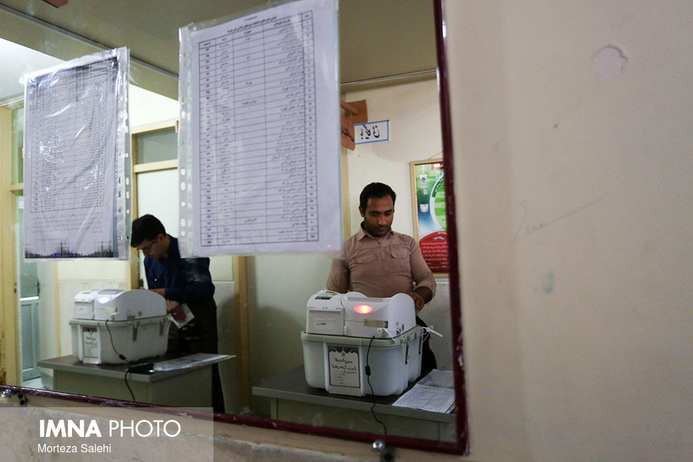 حماسه حضور مردم مبارکه در پای صندوق های اخذ رای