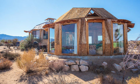 خانه های گنبدی شکل در بیابان کالیفرنیا