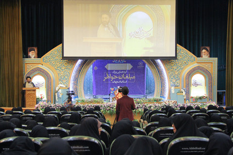 دومین گردهمایی مبلغان خواهر استان اصفهان با حضور آیت الله حائری شیرازی