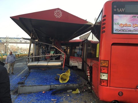 تصادف دو دستگاه اتوبوس تندرو در خیابان هزارجریب/ ۱۰ مسافر مصدوم شدند