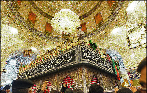 اهدای فرش خیر اصفهانی به بارگاه مطهر حضرت عباس(ع)+ تصویر