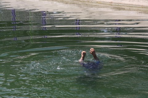 نجات ۲ نفر از غرق‌شدگی در رودخانه خرمشهر