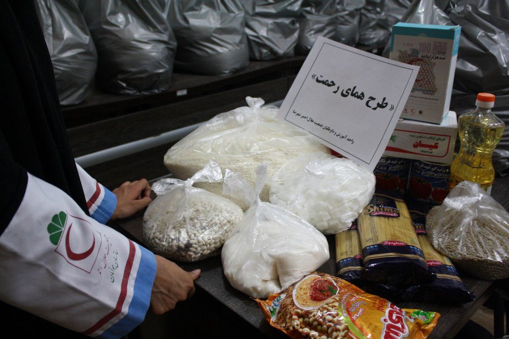 توزیع ۱۰۰ سبد غذایی داوطلبان هلال احمر شهرضا بین نیازمندان