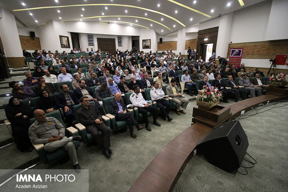 همايش روز جهاني محيط زيست دراصفهان /اهداي لوح سپاس و تنديس نكوداشت فعالان محيط زيست توسط استاندارومديركل حفاظت محيط زيست به انجمن پیام اوران سبز سمیرم(رفتگران طبیعت سمیرم)