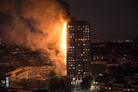 آتش سوزی مهیب در برج ۲۷ طبقه لندن + عکس

