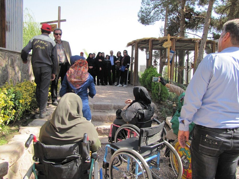 پیاده روهای بوستان مشتاق برای تردد آسان معلولان مناسب می شود