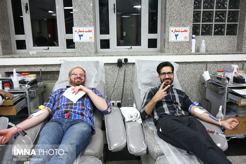 استقبال مشهدی‌ها برای اهدای خون در ماه مبارک رمضان