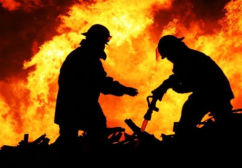 آتش سوزی وسیع در کارگاه و انبار کالا در منطقه صنعتی محمودآباد