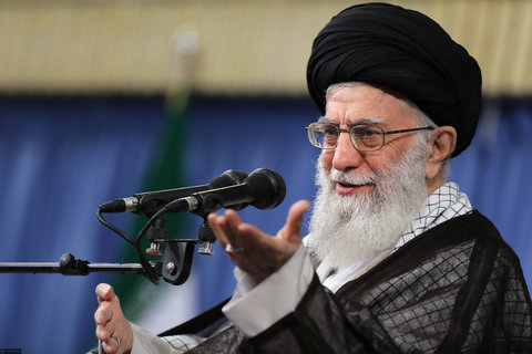 امام خامنه‌ای: اینکه بگویند انقلاب تمام شد و برگردیم به زندگی عادی؛ خیانت به انقلاب است