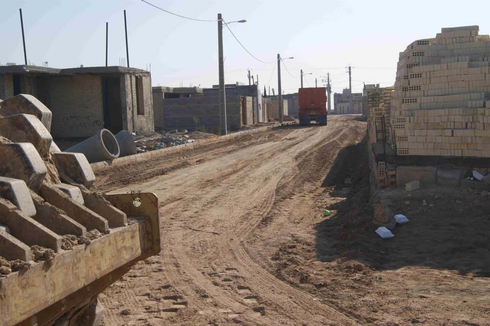 خیابان فرزانگان به بزرگراه شهید اردستانی متصل می شود