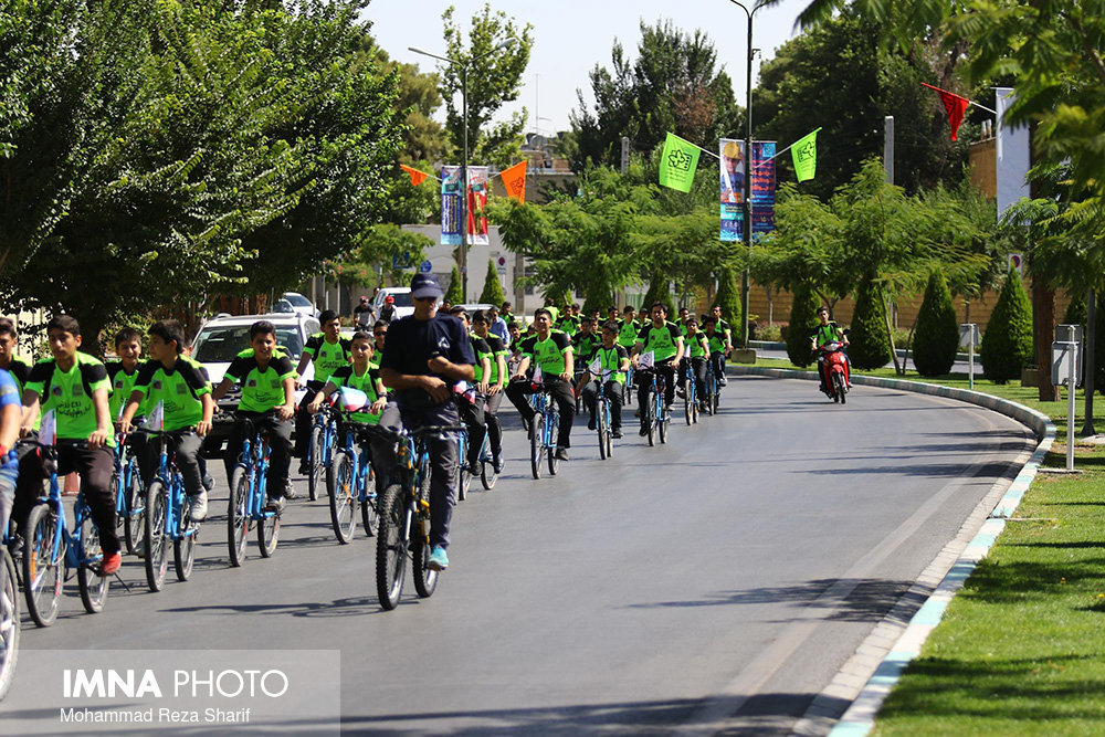 Teenage bikers revive the city/ Isfahan