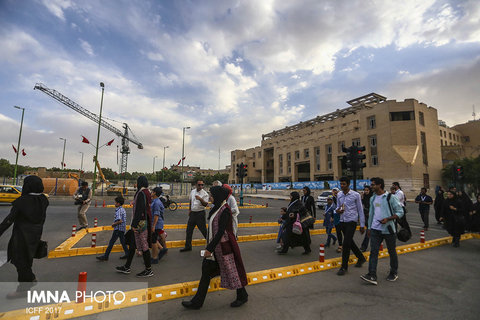 Foreign guests of ICFF experience a walking tour in Isfahan