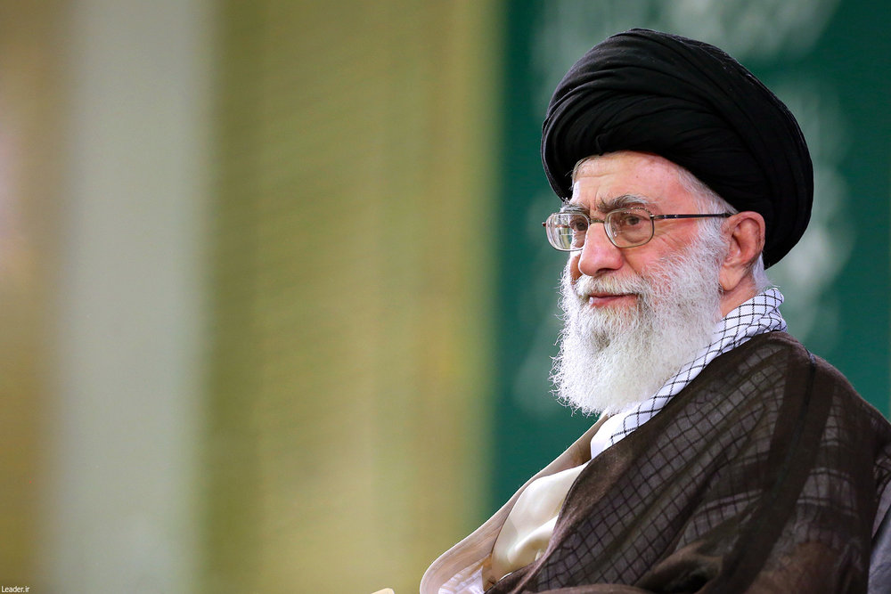 امام خامنه‌ای: اگر شهدا سینه سپر نمی‌کردند، امروز تهران و خوزستان دست چه کسی بود؟ + فیلم