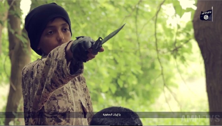 چهار کودک جلاد داعش سر چهار نفر را بریدند/ یکی از کودکان به زبان فارسی صحبت می کرد+ تصاویر