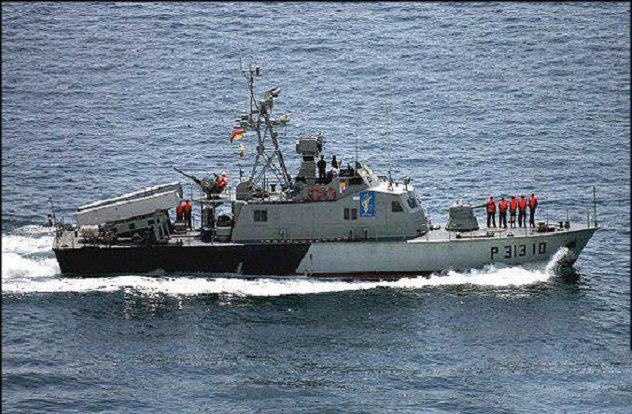 توقیف دو شناور تجسسی آمریکا توسط نیروی دریایی ارتش