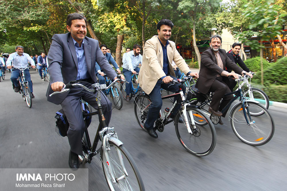 Isfahan mayor cycles along with City Council members and Qard al-hasan bank employees