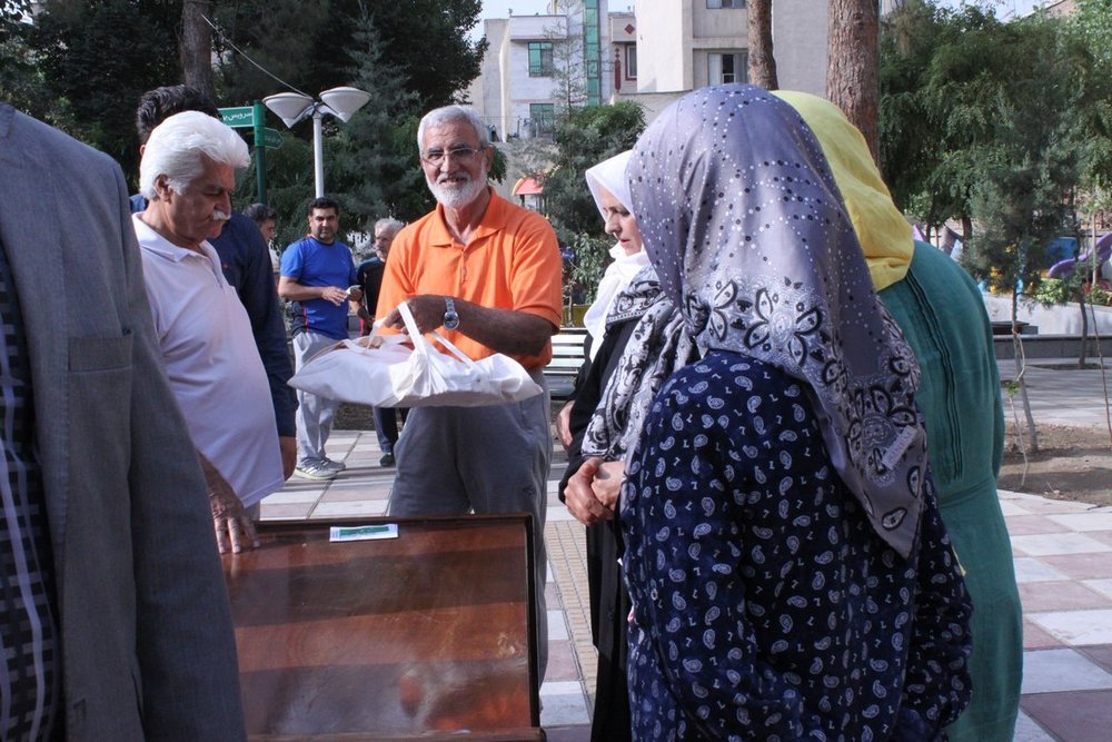 توزیع نمادین سفره نان خانواده در بین شهروندان تهرانی