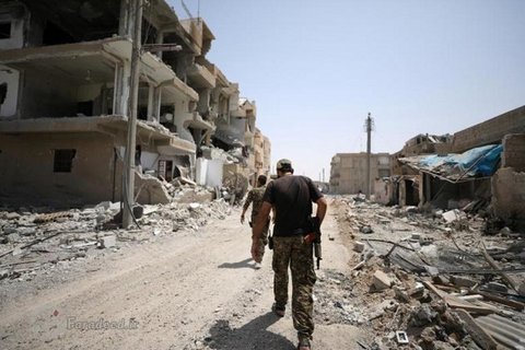 یک کیلومتر مانده تا پایتخت داعش+تصاویر