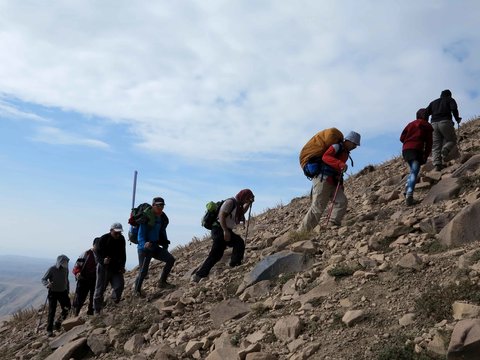سنگینی فشار کوهنوردان بر قامت کوهستان