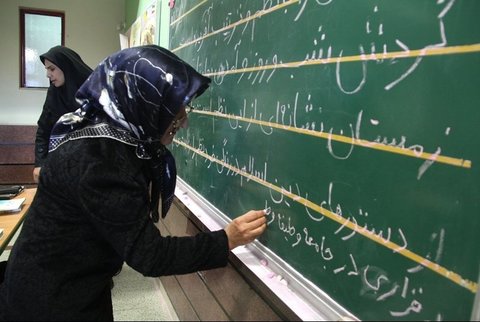 چتر سوادآموزی بر سر بی‌سوادان/ تحصیل ۸۰۰ نفر از اتباع خارجی استان در دوره‌های سوادآموزی