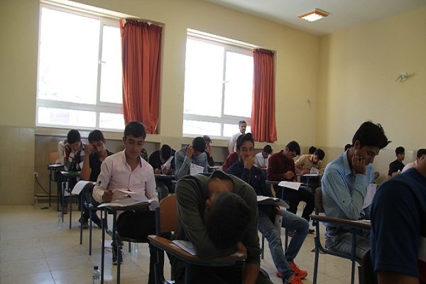 رقابت بیش از ۲۲۰ دانش آموز سمیرمی در کنکور کاردانی+عکس