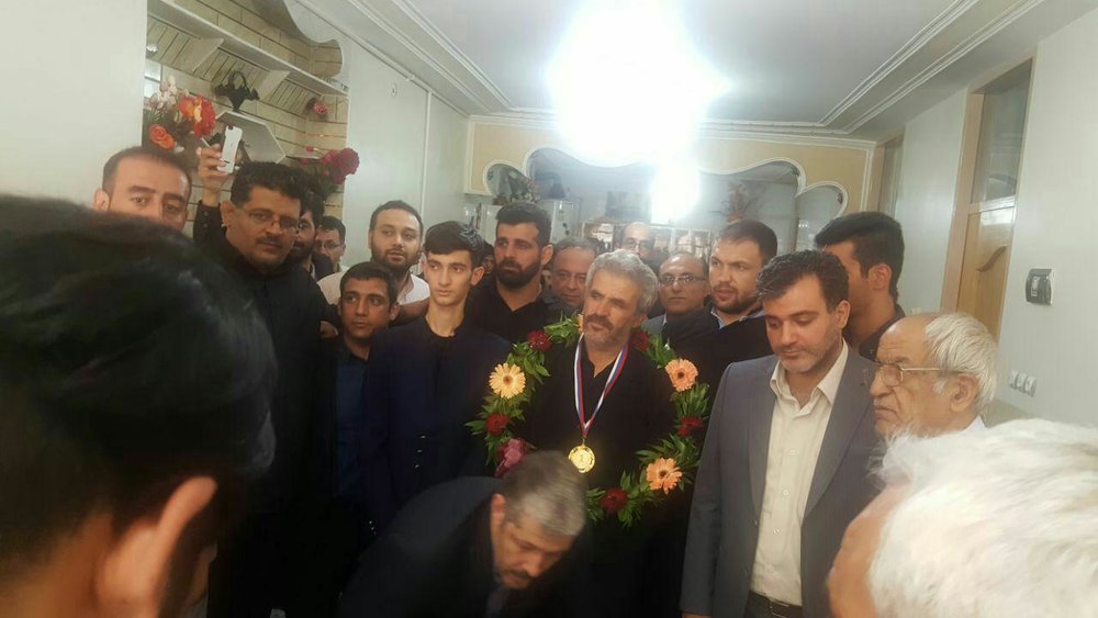 قهرمانان اسکیت مدال‌های خود را به خانواده شهید مدافع حرم اهدا کردند