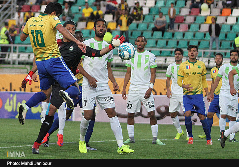 ادامه سریال بی‌اخلاقی‌های کرار در فوتبال ایران/ تشویق رجب‌زاده از سوی هواداران صنعت نفت